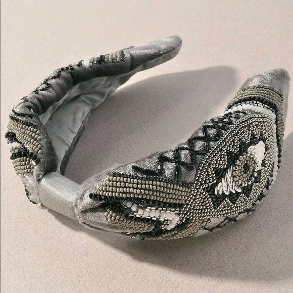 FROM NEW YORK TO PARIS ✈️IT’S ON EVERYONE HEAD - Picture 3 of 8